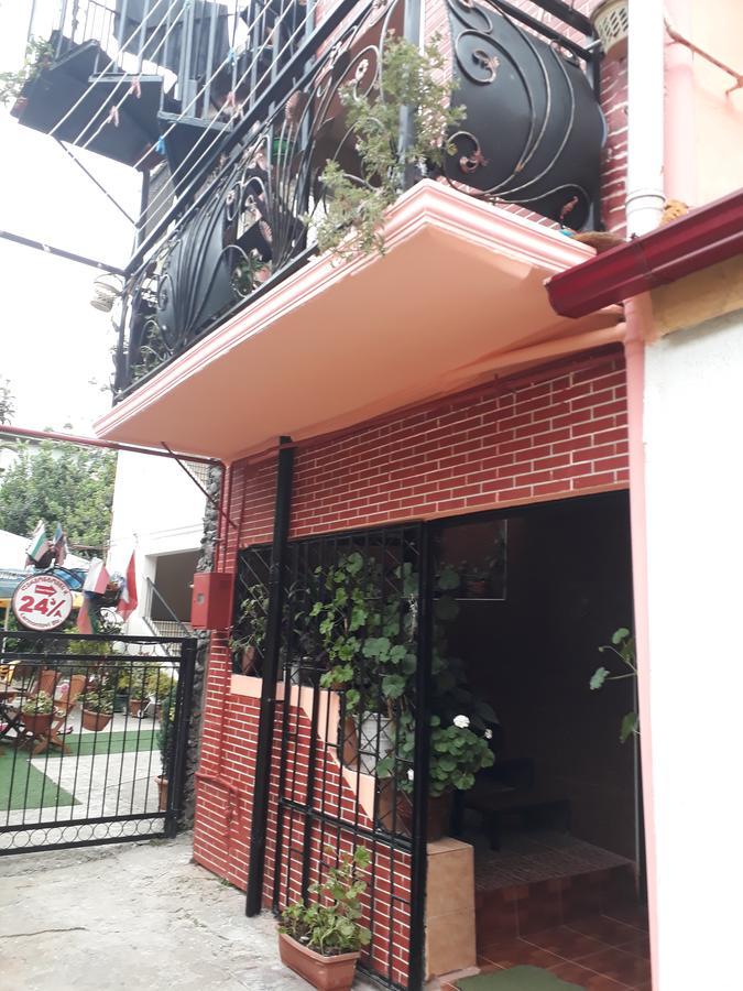 Guest House Nino 巴统 外观 照片